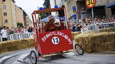 В Стокгольмі провели перегони на саморобних "мильницях" Stockholm Red Bull Soapbox 2011. / © AFP