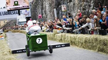 В Стокгольмі провели перегони на саморобних "мильницях" Stockholm Red Bull Soapbox 2011. / © AFP