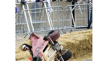 В Стокгольмі провели перегони на саморобних "мильницях" Stockholm Red Bull Soapbox 2011. / © AFP