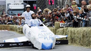 В Стокгольмі провели перегони на саморобних "мильницях" Stockholm Red Bull Soapbox 2011. / © AFP