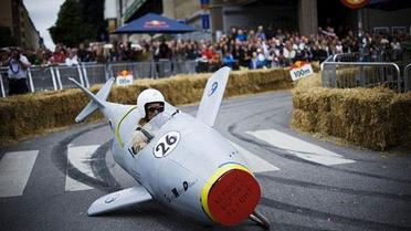 В Стокгольмі провели перегони на саморобних "мильницях" Stockholm Red Bull Soapbox 2011. / © AFP