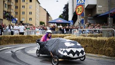 В Стокгольмі провели перегони на саморобних "мильницях" Stockholm Red Bull Soapbox 2011. / © AFP