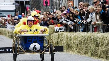 В Стокгольмі провели перегони на саморобних "мильницях" Stockholm Red Bull Soapbox 2011. / © AFP