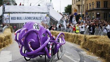 В Стокгольмі провели перегони на саморобних "мильницях" Stockholm Red Bull Soapbox 2011. / © AFP