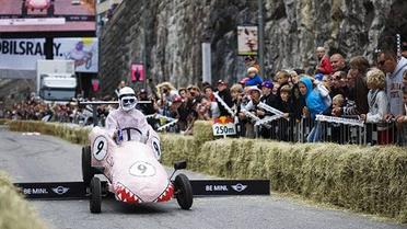 В Стокгольмі провели перегони на саморобних "мильницях" Stockholm Red Bull Soapbox 2011. / © AFP
