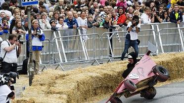В Стокгольмі провели перегони на саморобних "мильницях" Stockholm Red Bull Soapbox 2011. / © AFP