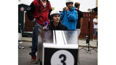 В Стокгольмі провели перегони на саморобних "мильницях" Stockholm Red Bull Soapbox 2011. / © AFP