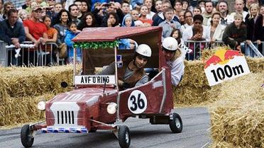 В Стокгольмі провели перегони на саморобних "мильницях" Stockholm Red Bull Soapbox 2011. / © AFP