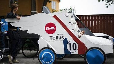 В Стокгольмі провели перегони на саморобних "мильницях" Stockholm Red Bull Soapbox 2011. / © AFP