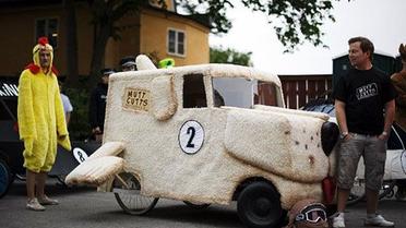 В Стокгольмі провели перегони на саморобних "мильницях" Stockholm Red Bull Soapbox 2011. / © AFP