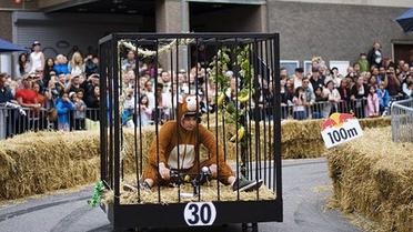 В Стокгольмі провели перегони на саморобних "мильницях" Stockholm Red Bull Soapbox 2011. / © AFP