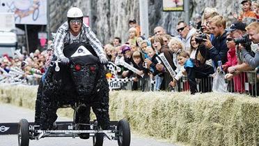 В Стокгольмі провели перегони на саморобних "мильницях" Stockholm Red Bull Soapbox 2011. / © AFP