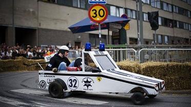 В Стокгольмі провели перегони на саморобних "мильницях" Stockholm Red Bull Soapbox 2011. / © AFP