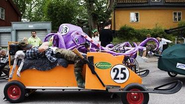 В Стокгольмі провели перегони на саморобних "мильницях" Stockholm Red Bull Soapbox 2011. / © AFP