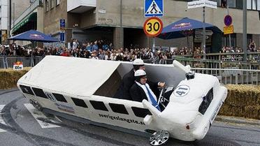 В Стокгольмі провели перегони на саморобних "мильницях" Stockholm Red Bull Soapbox 2011. / © AFP