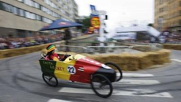 В Стокгольмі провели перегони на саморобних "мильницях" Stockholm Red Bull Soapbox 2011. / © AFP