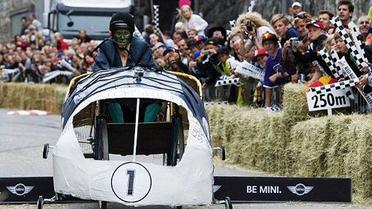 В Стокгольмі провели перегони на саморобних "мильницях" Stockholm Red Bull Soapbox 2011. / © AFP