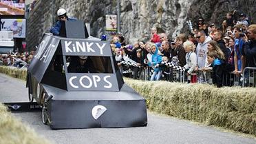 В Стокгольмі провели перегони на саморобних "мильницях" Stockholm Red Bull Soapbox 2011. / © AFP