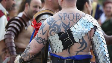 Мужчины в доспехах гладиаторов. / © Reuters