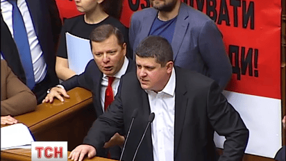 Закон, который позволил Юрию Луценко занять должность, сегодня все-таки приняли