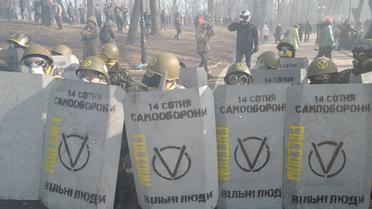 Люди в масках і шоломах, схожі на самооборонців Євромайдану, зайшли до приміщення консульства