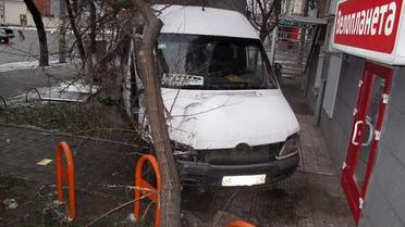 Маршрутку від удару Ланоса викинуло на тротуар