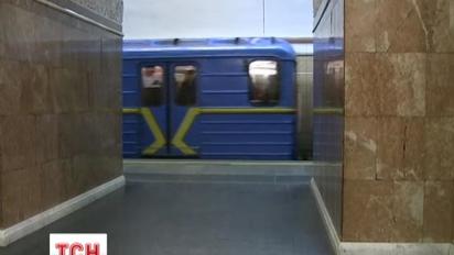 У Київському метрополітені жінка впала на рейки