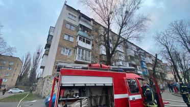 В Киеве во время пожара в многоэтажке раздался взрыв: спасатели эвакуировали 15 человек
