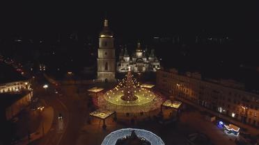 У Києві загорілася святковими вогнями головна ялинка країни (відео)