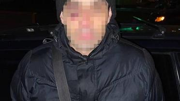 У Києві затримано трьох чоловіків, які заради помсти пограбували сусідів