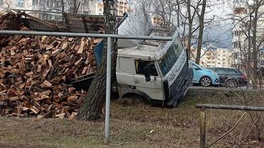 Під Києвом водій пустив вантажівку з дровами під укіс після затримання копами: фото