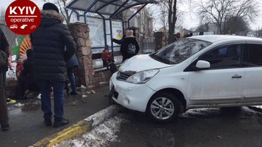 Сплутав педалі: під Києвом водій в'їхав у зупинку і травмував маму з дитиною