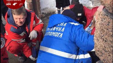 Сплутав педалі: під Києвом водій в'їхав у зупинку і травмував маму з дитиною