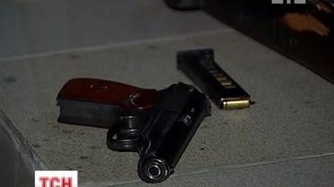 Чоловік був озброєний пістолетом Макарова та автоматом Калашникова