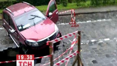 В Києві автівка провалилася у величезну яму