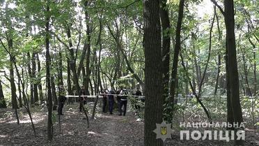 Труп знайшли у лісосмузі: у Києві чоловік вбив свою сусідку (фото, відео)