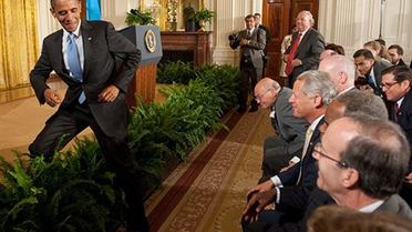 США, Вашингтон. Президент США Барак Обама спускається зі сцени, щоб привітати членів Конгрессу після підписання законопроекту щодо санкцій проти Ірану у Східній залі Білого дому у Вашингтоні. / © AFP