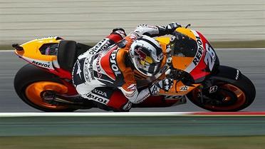 Іспанія, Монтмело. Іспанський мотогонщик команди "Repsol Honda" Дані Пердоса під час тренувального заїзду Гран-прі Каталонії на гоночній трасі у Монтмело, поблизу Барселони. / © AFP