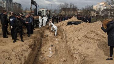 У Бучі розпочалася ексгумація тіл, похованих у братській могилі