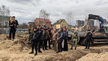 У Бучі розпочалася ексгумація тіл, похованих у братській могилі
