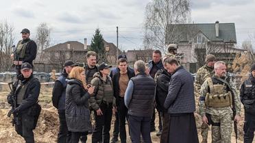 У Бучі розпочалася ексгумація тіл, похованих у братській могилі