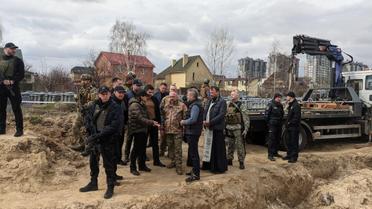 У Бучі розпочалася ексгумація тіл, похованих у братській могилі