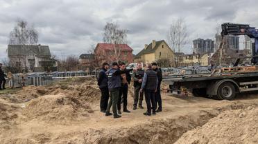 У Бучі розпочалася ексгумація тіл, похованих у братській могилі