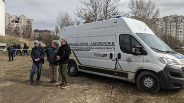 У Бучі розпочалася ексгумація тіл, похованих у братській могилі