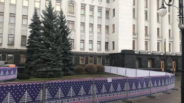 Стало известно, когда закроется каток возле Офиса президента