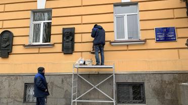 Демонтаж дошки Затонському. Фото Лариси Мудрак_05