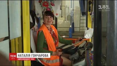 В Интернете набирает популярность видео, на котором женщина-водитель в вышиванке ремонтирует трамвай