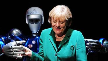 Федеральний канцлер Німеччини Ангела Меркель і гуманоїдний робот "SpaceJustin" / © AFP