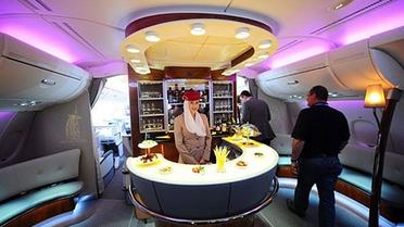 Бар на аеробусі A380 компанії "Emirates Airlines" / © AFP