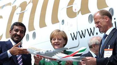 Виконавчий директор "Dubai airlines" шейх Ахмед бін Саїд Аль Мактум, федеральний канцлер Німеччини Ангела Меркель і президент компанії "Airbus" Томас Ендерс після підписання контракту на поставку Airbus А380 для ОАЕ. / © AFP